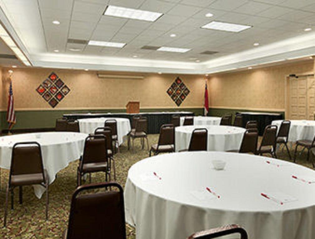 Ramada Burlington Hotel And Conference Center 외부 사진