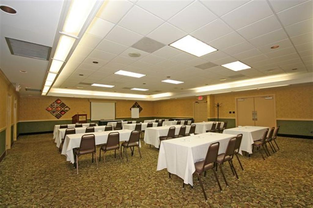 Ramada Burlington Hotel And Conference Center 외부 사진