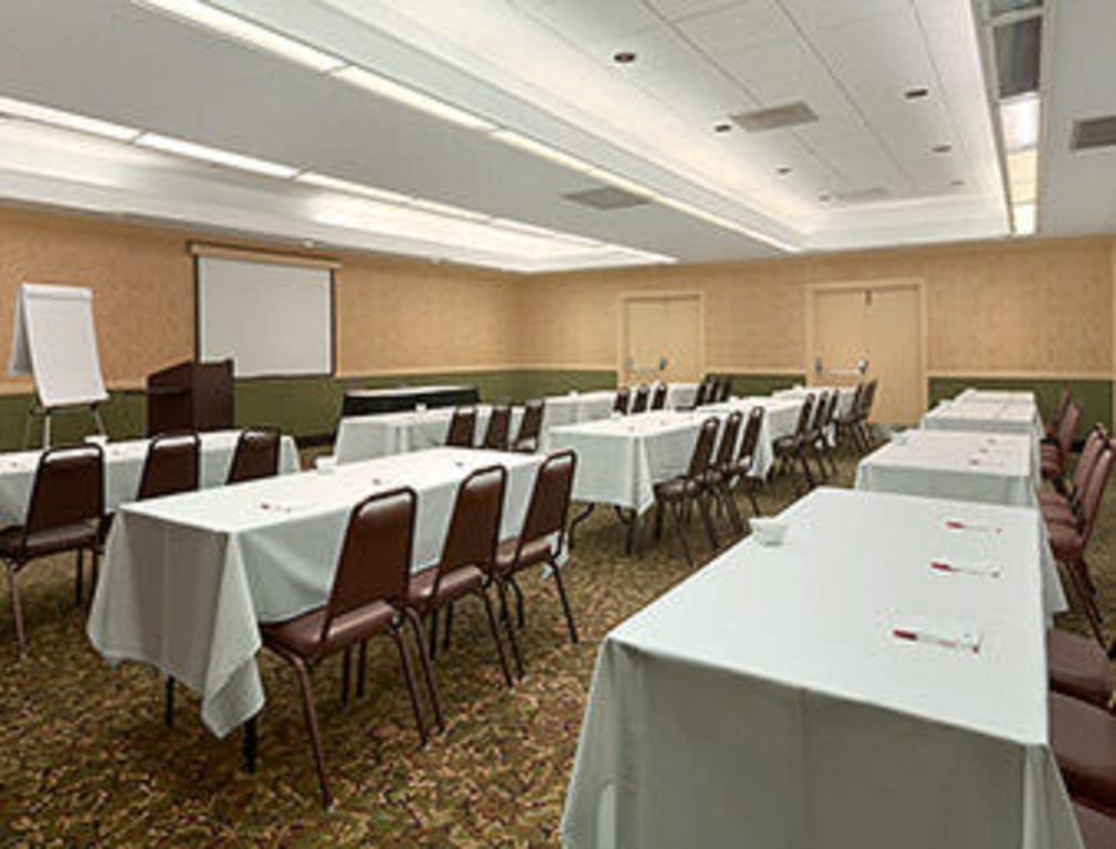 Ramada Burlington Hotel And Conference Center 외부 사진