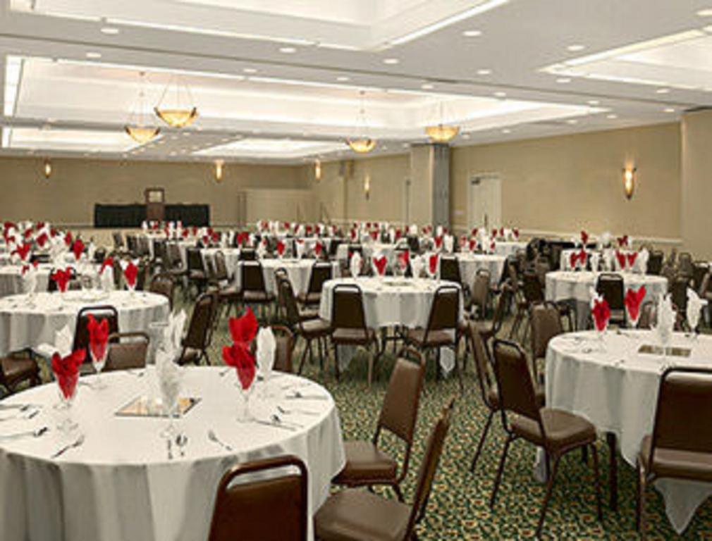 Ramada Burlington Hotel And Conference Center 외부 사진