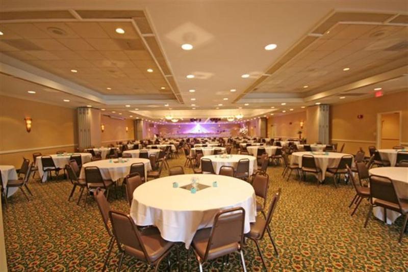 Ramada Burlington Hotel And Conference Center 외부 사진