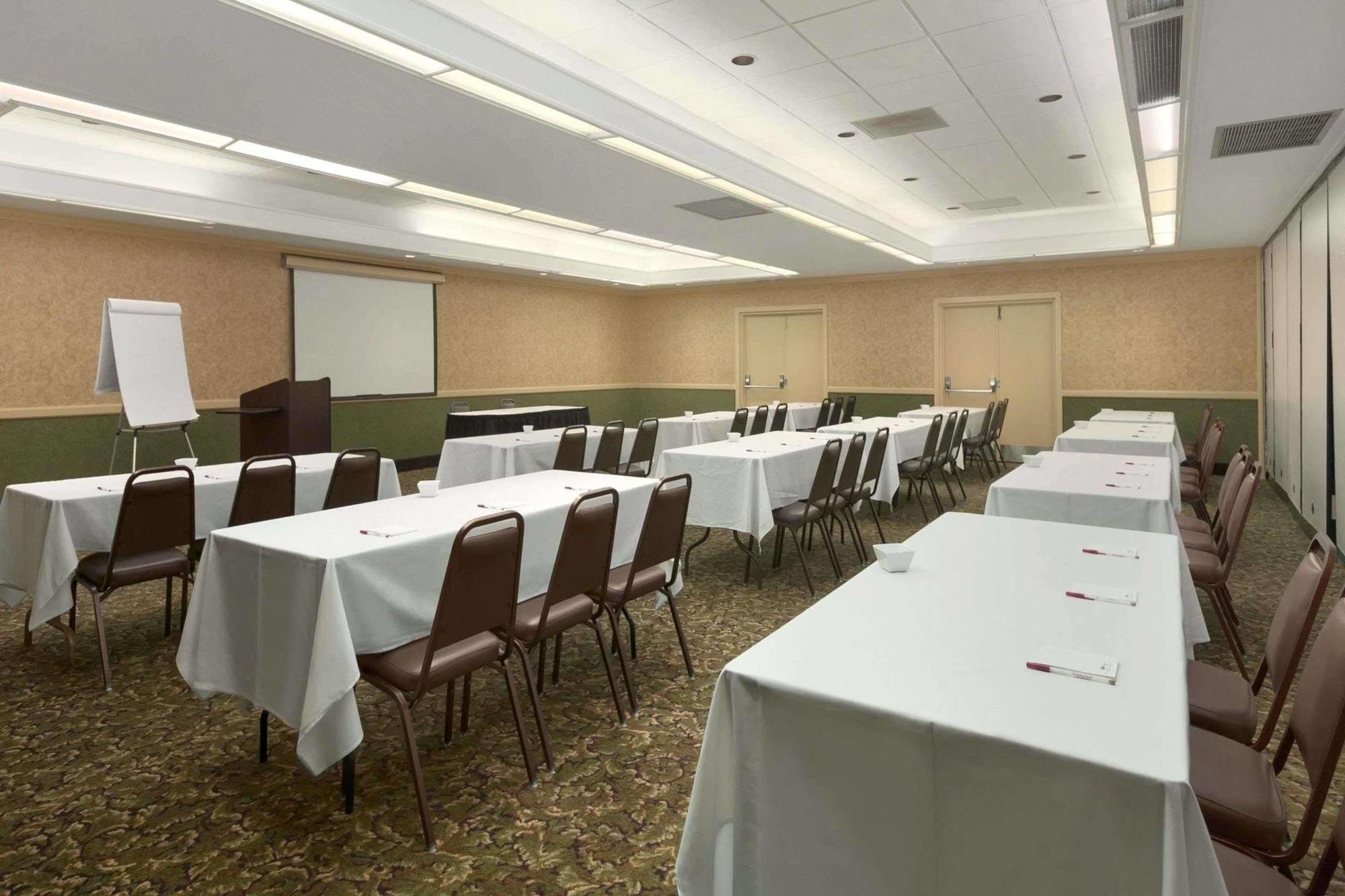 Ramada Burlington Hotel And Conference Center 외부 사진