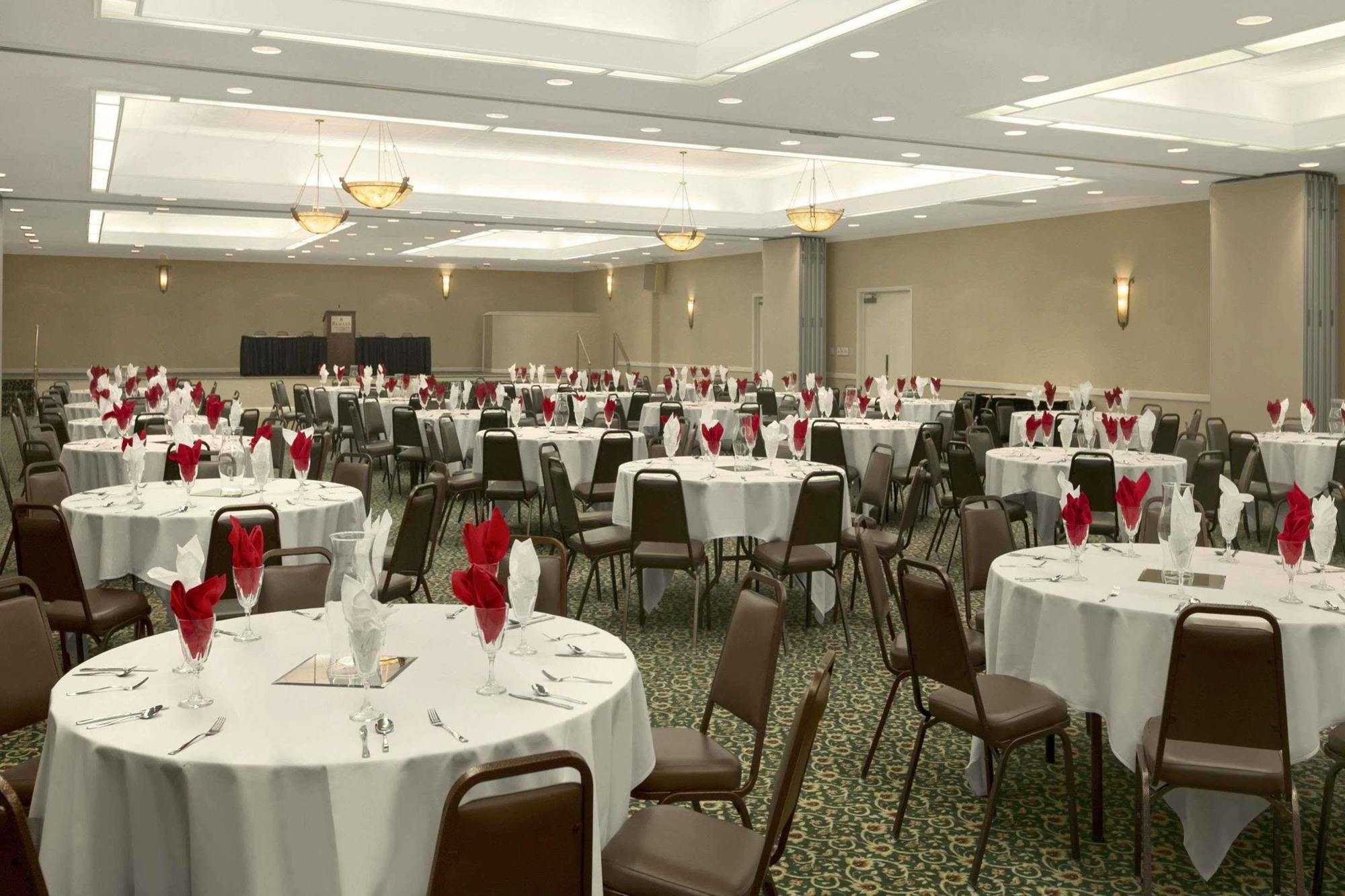 Ramada Burlington Hotel And Conference Center 외부 사진