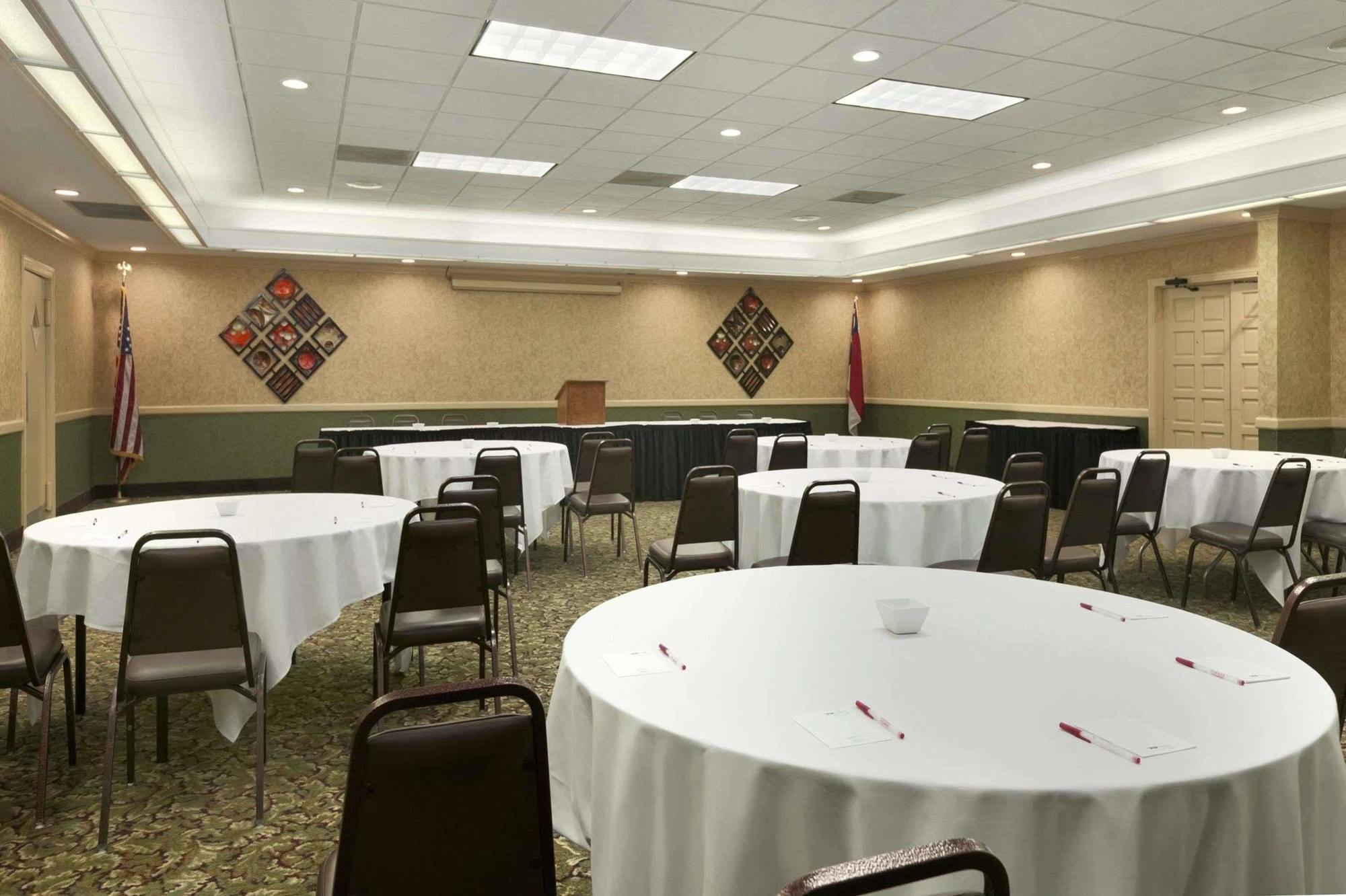 Ramada Burlington Hotel And Conference Center 외부 사진