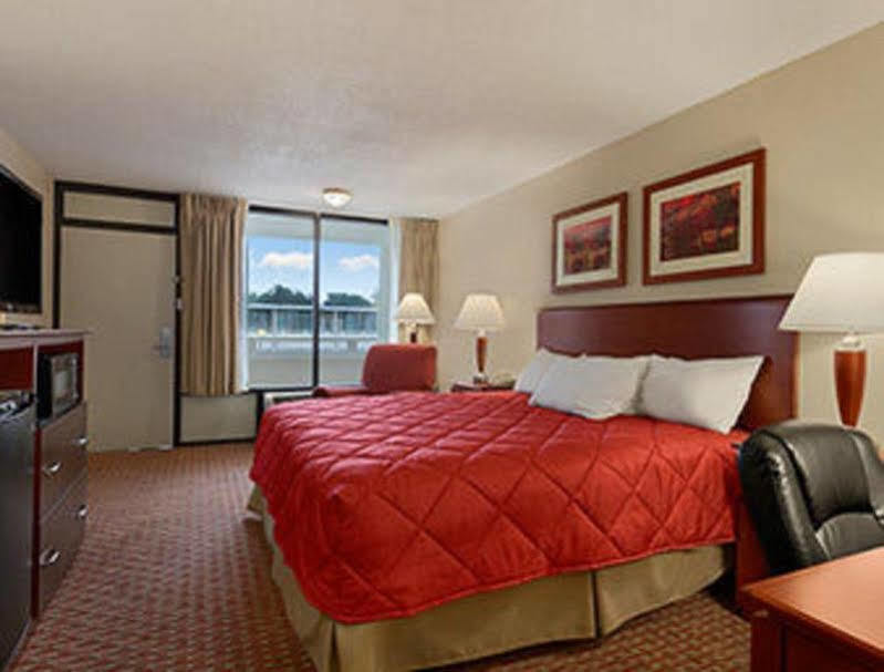 Ramada Burlington Hotel And Conference Center 외부 사진